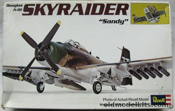 Revell 1/40 Douglas A-1H Skyraider 'Sandy' Vietnam, H260 plastic model kit